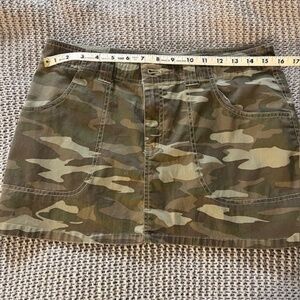 Abound camo low-rise mini skirt (size 8)